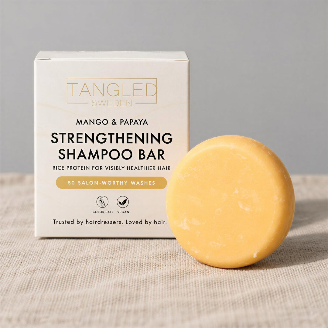 Tangled Schampokaka – stärkande shampoo bar med mango och papaya, med förpackning på linne
