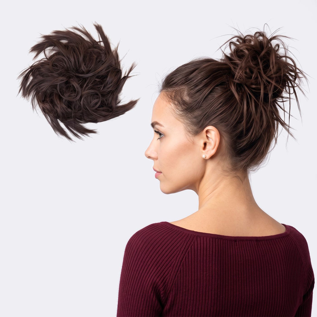 Tangled Wildbun i Dark Brown – rufsig messy bun i löshår, visad lös och uppsatt på modell